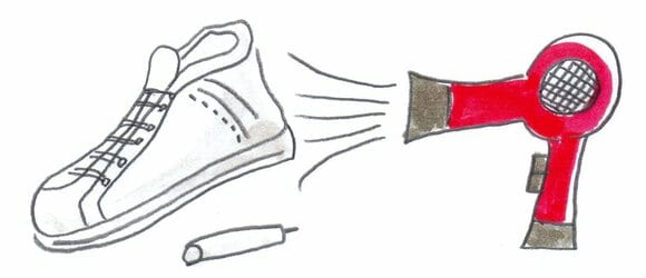 ロウソクを使って汚れを防ぐ 白スニーカーのお手入れ法