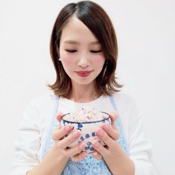 お茶わんを持つ女性