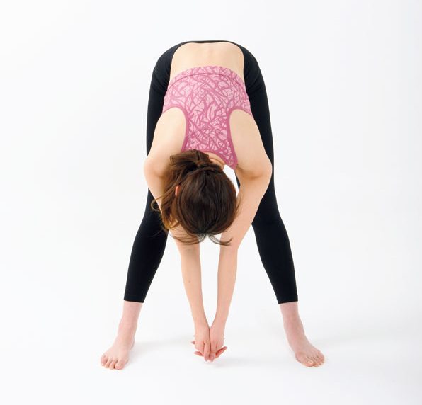 腕を伸ばして両手を真下に