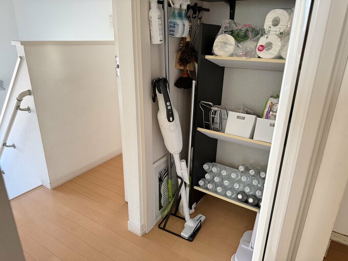 家の中心にある廊下収納にも水をセット。家族全員が置き場を分かる仕組みに