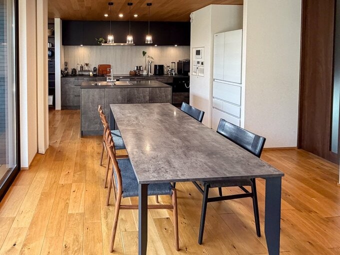 内装とマッチしたダイニングテーブル
