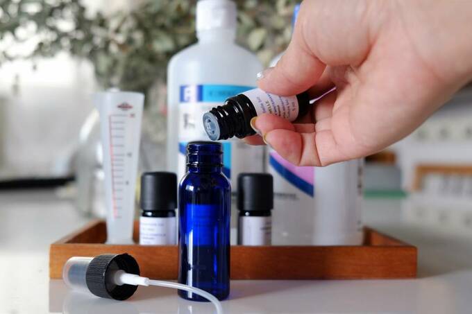 青ボトルにアロマを入れる様子