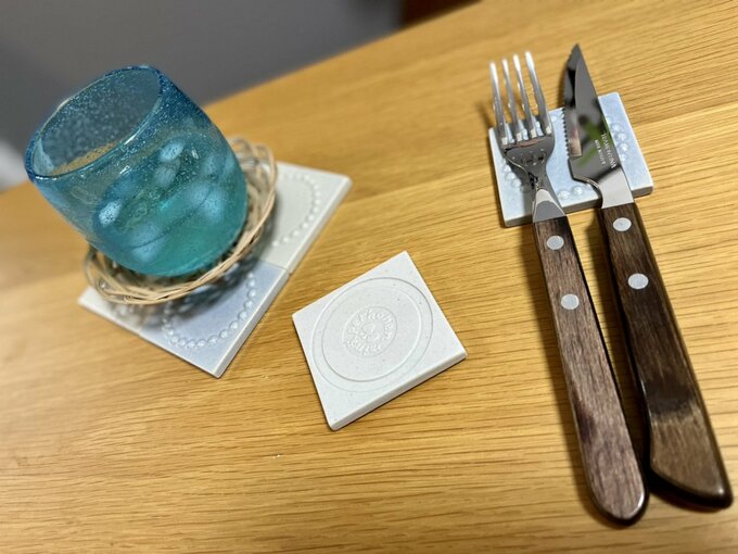 コースターやカトラリー置きとして