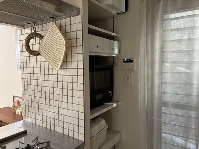 コンロ横の家電棚。レンジや炊飯器をまとめて収納