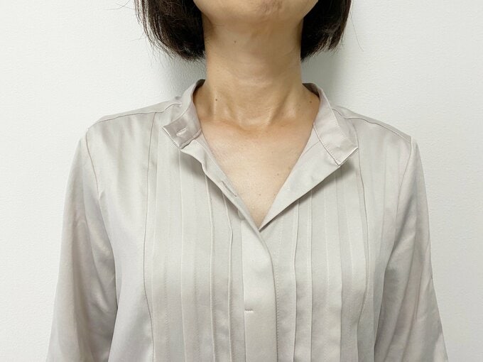 胸元の大きく開いた服