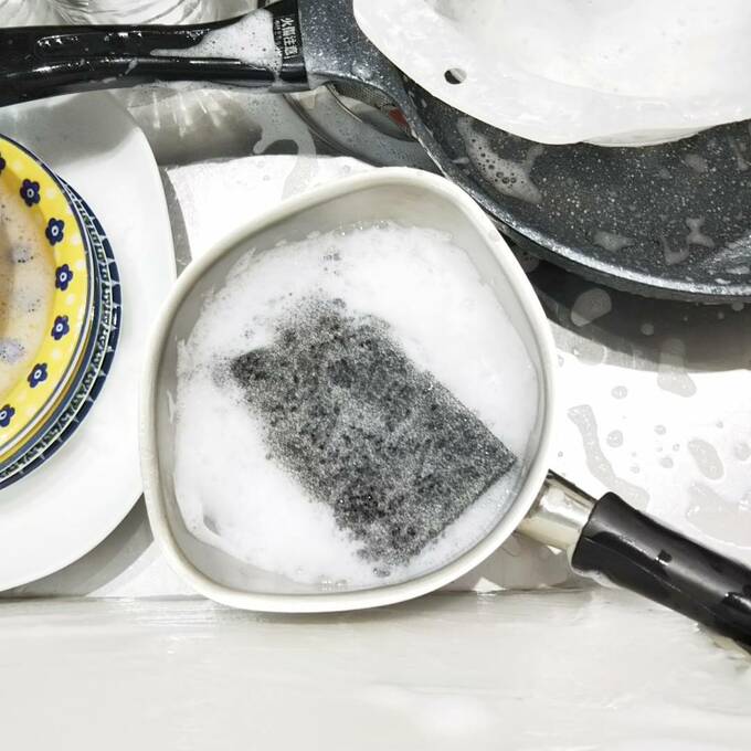 泡がなくなったら洗剤液にスポンジを浸して再開