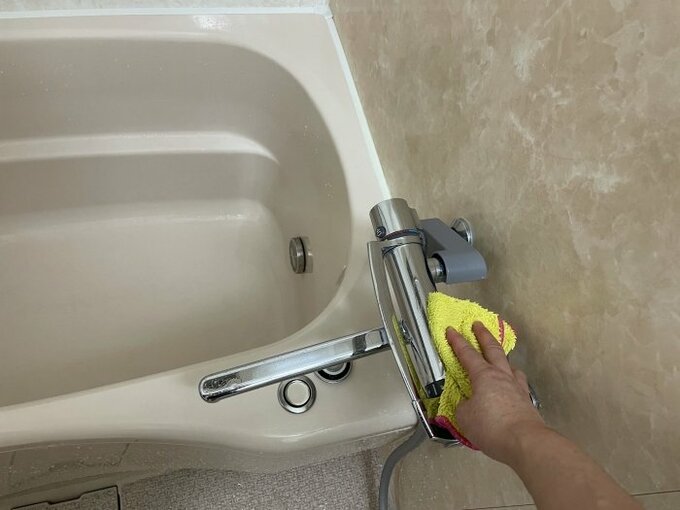 蛇口を拭き取る