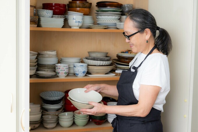 皿を整理する大庭先生