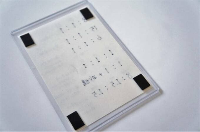 ケースの裏にマグネットシール