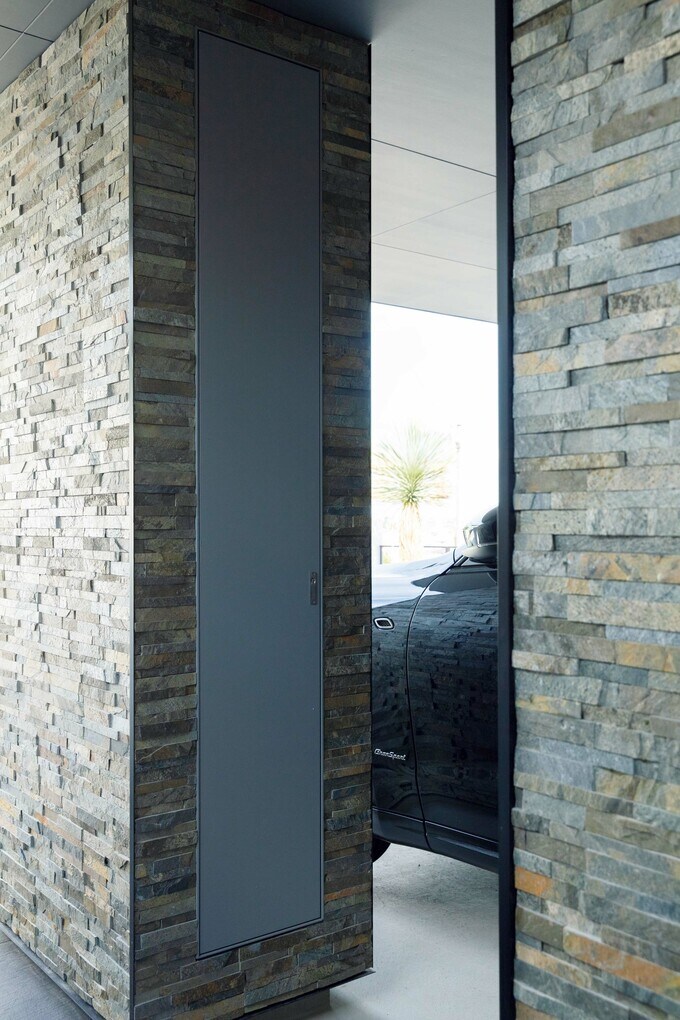 駐車場の 屋根を支える柱