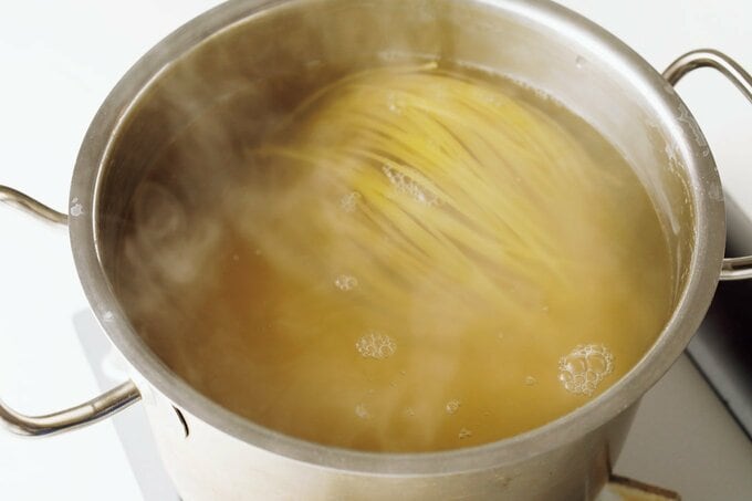 スパゲティを入れて再沸騰後、火を止めて余熱調理