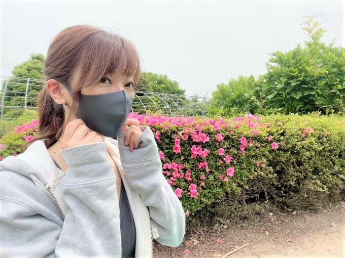 黒いスポーツマスクをつけた女性