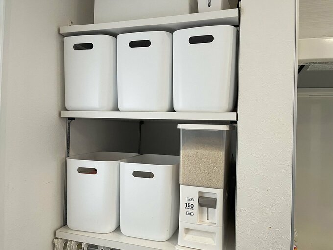 上段はつっぱり棒で奥行を浅くして片付けやすさアップ