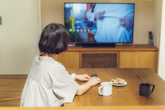 ドラマを観ている女性