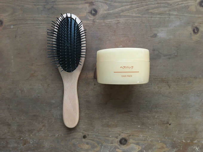 ヘアパックとブラシ