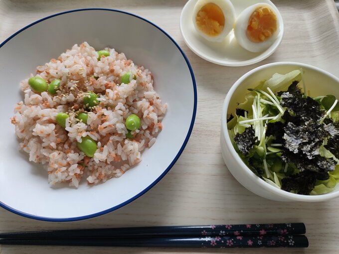 メニュー:鮭フレークと枝豆の混ぜご飯/レタスとのりのチョレギサラダ/ゆで卵