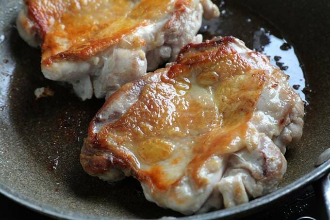 フライパンにチキン