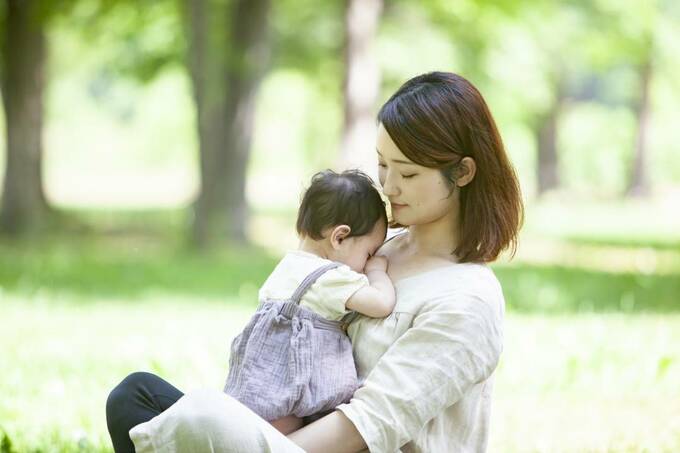 子どもを抱く女性