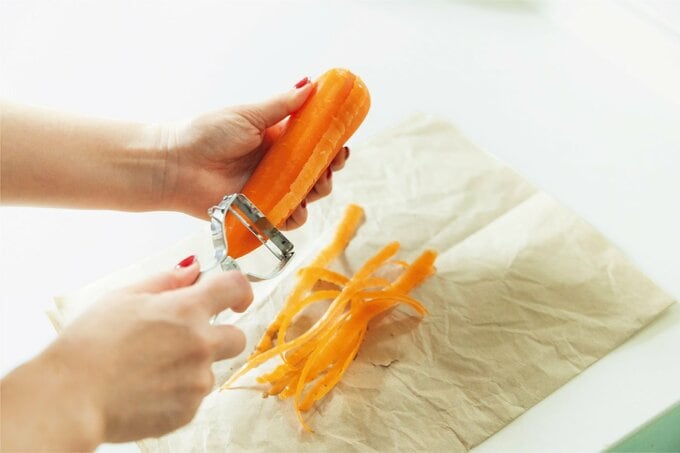ピーラーで人参の皮をむく