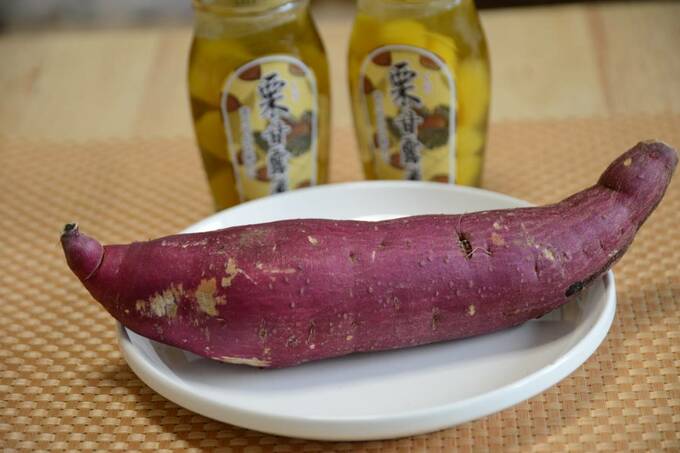 お皿に乗ったサツマイモ