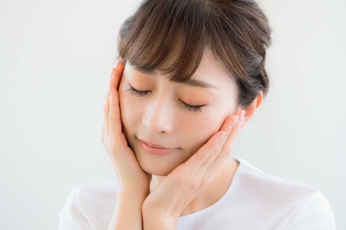 両手をほっぺに