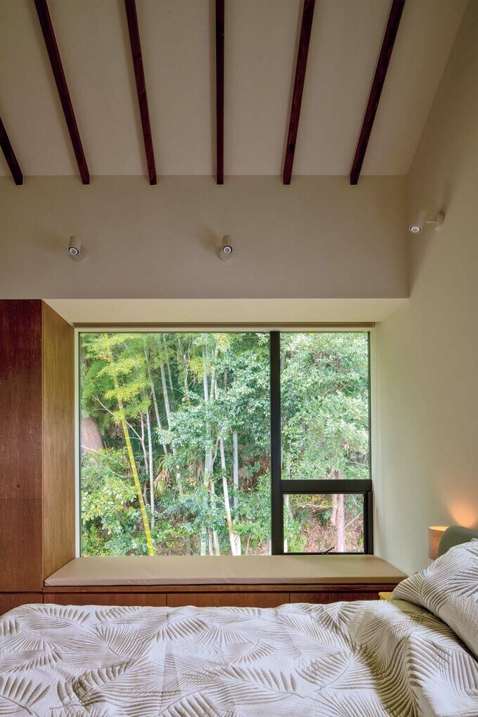 寝室西側の窓からの眺め