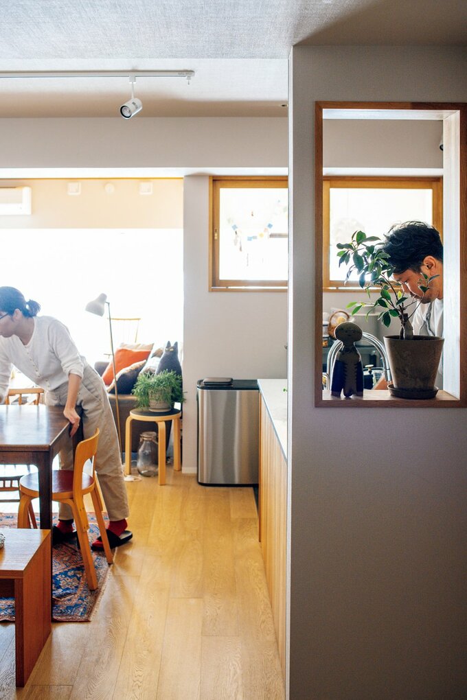 一部をくり抜いたキッチン横にある壁