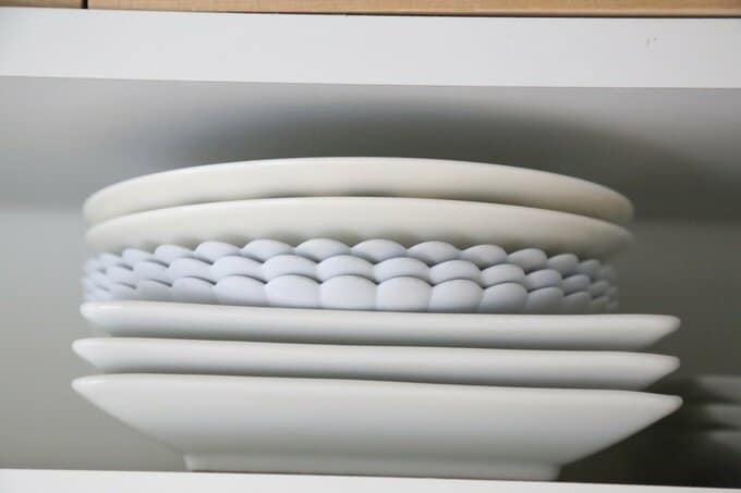 上から下まで種類の違う食器を収納