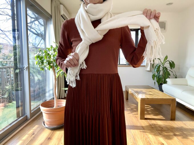 2. 長い方が上になるように交差させ結びます。