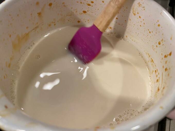 ゴムべらで牛乳を混ぜる