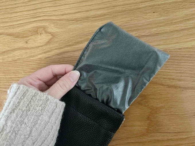 ポーチの裏地をとりだしている図