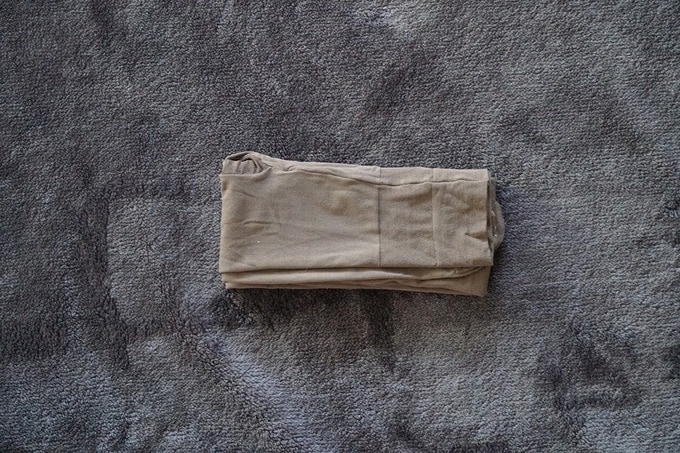 重ねるように半分に折る