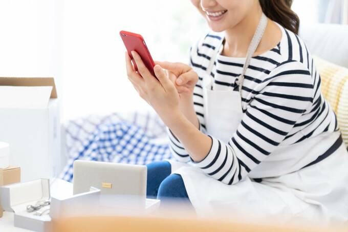 スマホを持つ女性