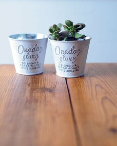 アンティーク風なブリキ缶