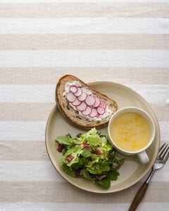 「ライ麦パンの水きりヨーグルトカナッペ」