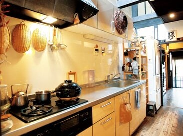 44歳・京町家暮らしの「台所」を使いやすくする工夫。水きりラックはカゴで代用