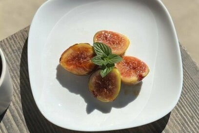 材料3つでできる「冷凍イチジク」のアイスブリュレ。パリっと食感が楽しい簡単デザートレシピ
