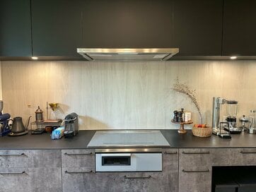 キッチンパネルを採用、コンロのある壁の＜汚れ落ち＆見栄え＞のよさに大満足