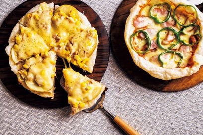 うまッ！「もち生地ピザ」のつくり方。チーズ＆少ない材料をのせて、フライパンで焼くだけ