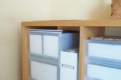 家具の「すき間」を活用する収納のコツ。段ボール、ゴミ袋、掃除道具もすっきり