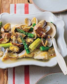 華やかなのに簡単！シンプルにおいしいタラとアサリのワイン蒸し