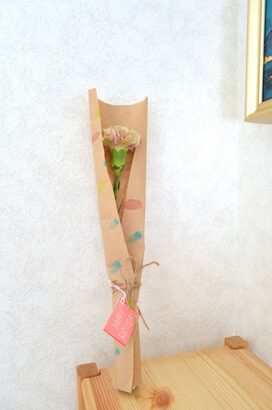 かわいくラッピングした一輪の花は、ちょっとしたプレゼントにぴったり！