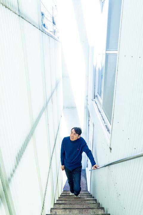 バルコニーを撤去して付けた外階段を上る田中さん