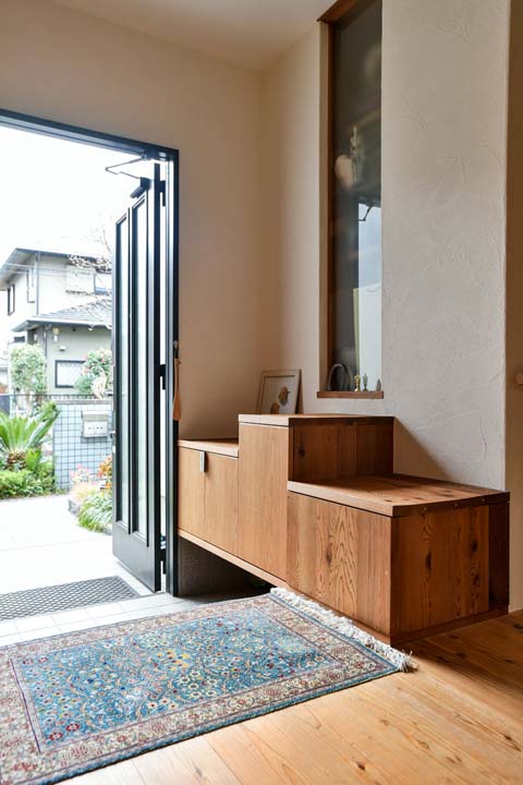 手すり代わりに体を預けられる収納