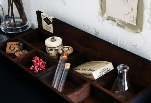 セリアの商品3点でつくった、8つの仕切りが使いやすくおしゃれなトレイ