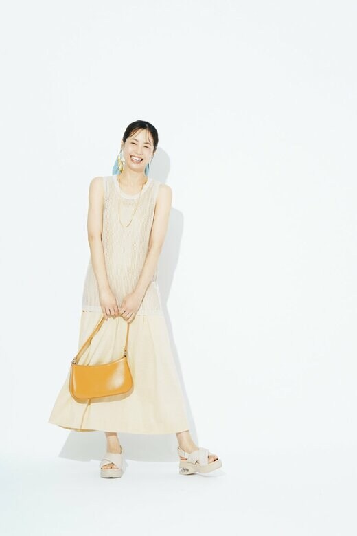 白いワンピースと厚底サンダルを身に着けた女性