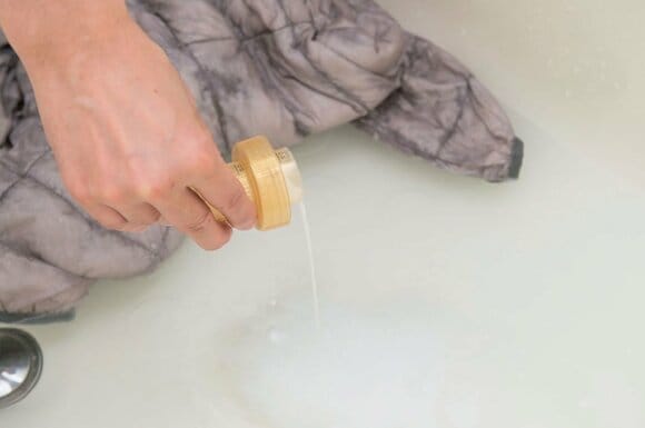 柔軟剤を加えたら踏んで、中まで浸透させる