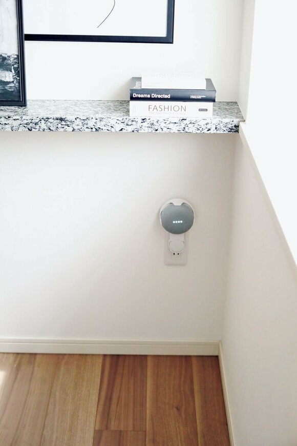 壁にスマートスピーカー