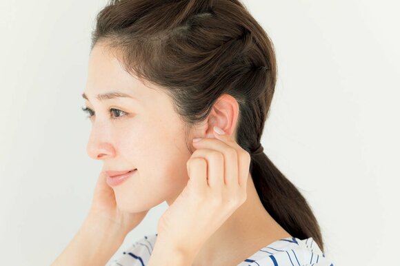 両手で耳たぶをさわる