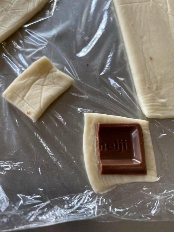 パイシートの上に板チョコ